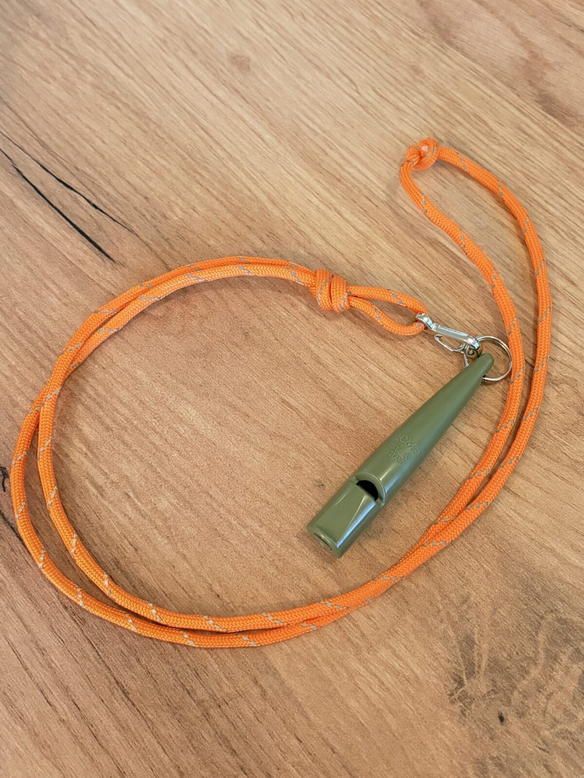 Heijastava Louven Pets pillinaru koiran koulutuspilliin. Kirkkaan oranssi Paracord-naru parantaa näkyvyyttä maastossa ja hämärässä liikuttaessa. Valmistettu käsityönä Rovaniemellä.