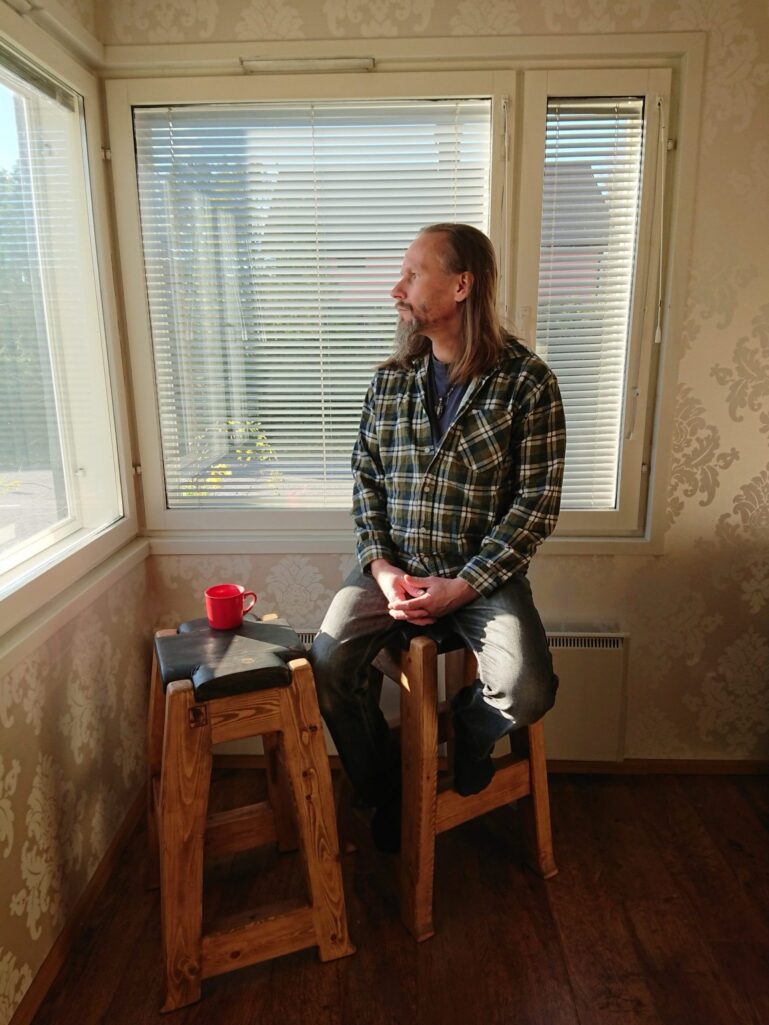 Käkiwood, puusepänverstas Heinola, suomalainen käsityö, kotimainen design, puuseppä Pasi Kallio, käsintehdyt puutuotteet, puutyö osaaminen, suomalainen puuseppä, pienverstas Suomi, luonnonmateriaalit, ajaton muotoilu, kestävät käyttöesineet, skandinaavinen design, puuesineet arkeen, käsityöläisyys, kotimainen valmistus, design Suomesta